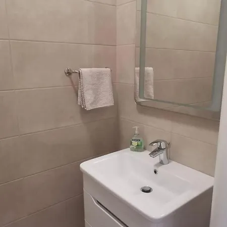 Square Apartment *