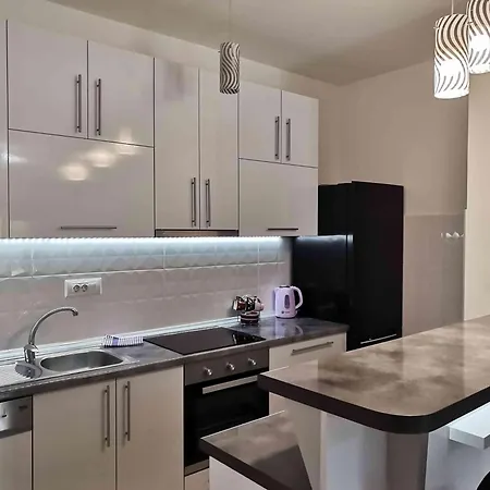 Square Apartment *